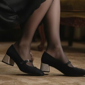 Vintage Elegant Black and Gold Women's Mary Jane Shoes. Size 5.5